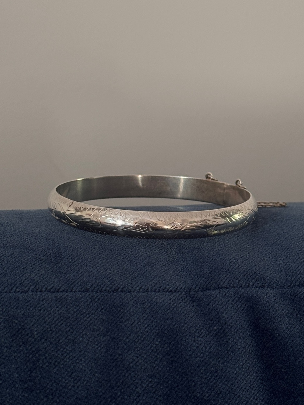 Vintage 925 Sterling Silver Engraved Hinged Bangle Bracelet Safety Chain
